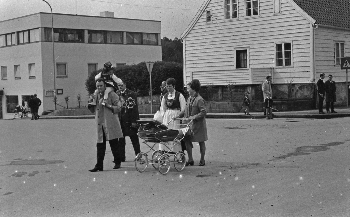 17. mai - 1971.  Del 3 av 7. Kransenedleggelse. Barne-tog og andre aktiviteter.