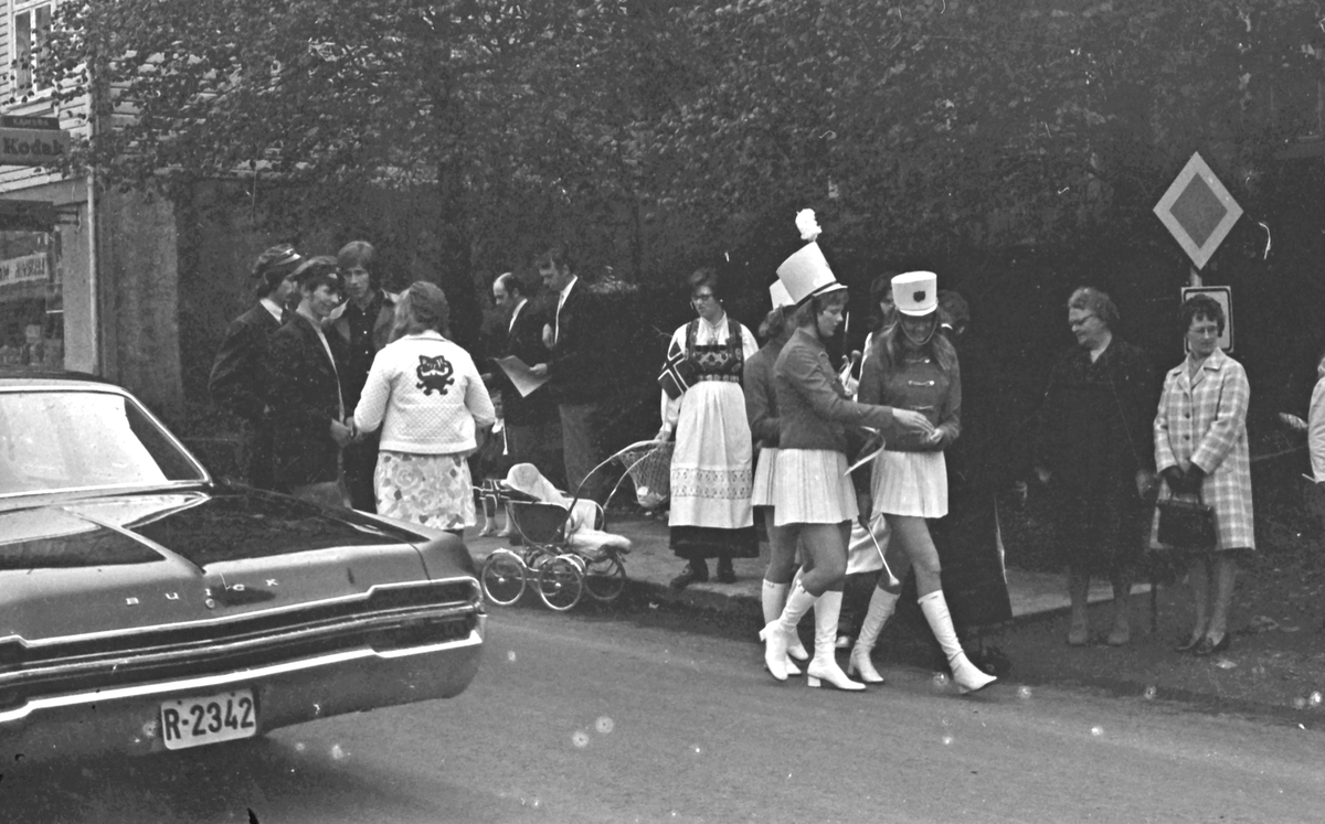 17. mai - 1971.  Del 3 av 7. Kransenedleggelse. Barne-tog og andre aktiviteter.