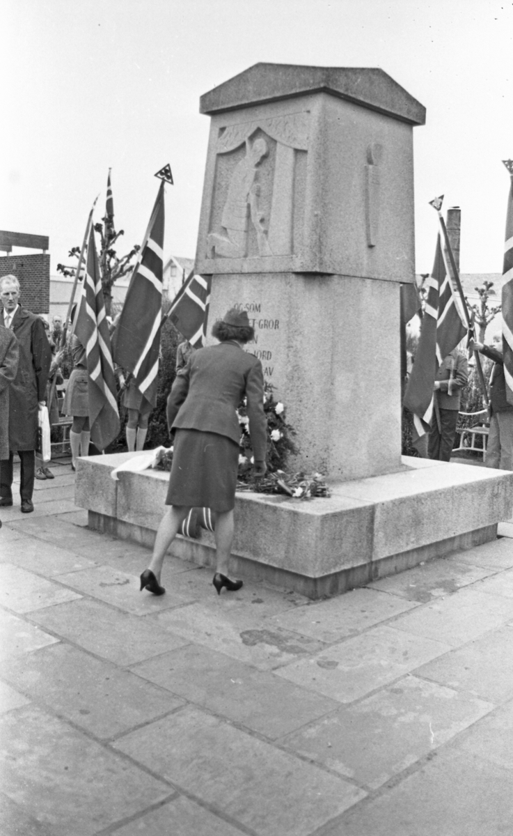 17. mai - 1970. Del 2 av 4. Kransenedlegging, roing, barne- og folke-tog.