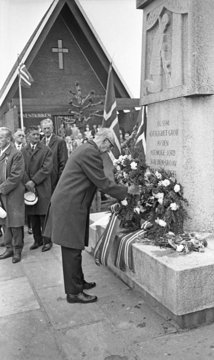 17. mai - 1970. Del 2 av 4. Kransenedlegging, roing, barne- og folke-tog.