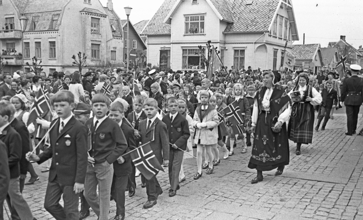 17. mai - 1970. Del 2 av 4. Kransenedlegging, roing, barne- og folke-tog.