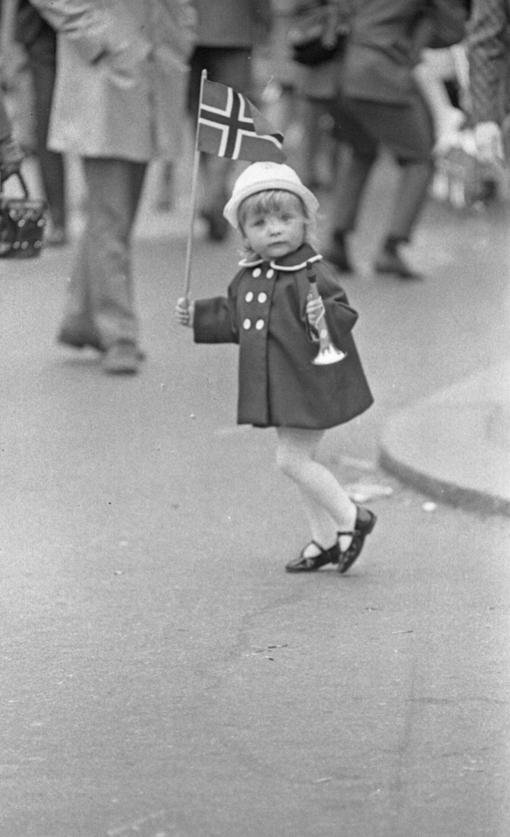17. mai - 1970. Del 2 av 4. Kransenedlegging, roing, barne- og folke-tog.