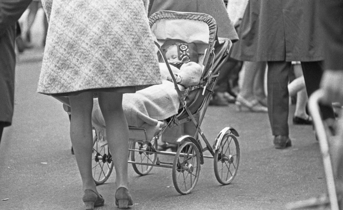 17. mai - 1970. Del 2 av 4. Kransenedlegging, roing, barne- og folke-tog.