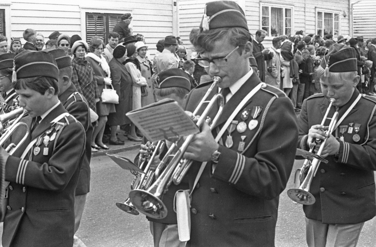 17. mai - 1970. Del 2 av 4. Kransenedlegging, roing, barne- og folke-tog.