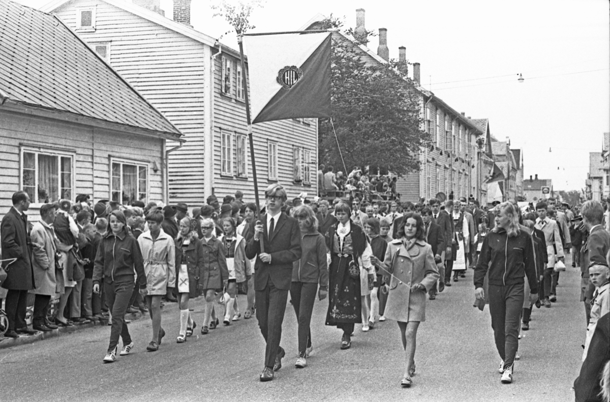 17. mai - 1970. Del 2 av 4. Kransenedlegging, roing, barne- og folke-tog.