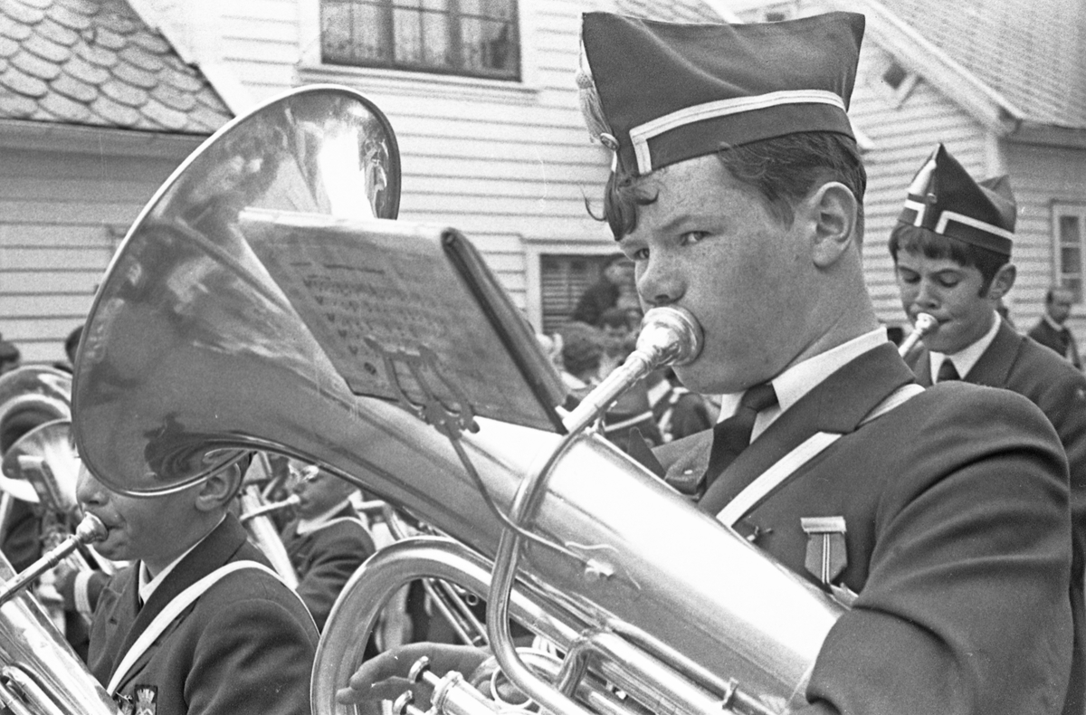 17. mai - 1970. Del 2 av 4. Kransenedlegging, roing, barne- og folke-tog.