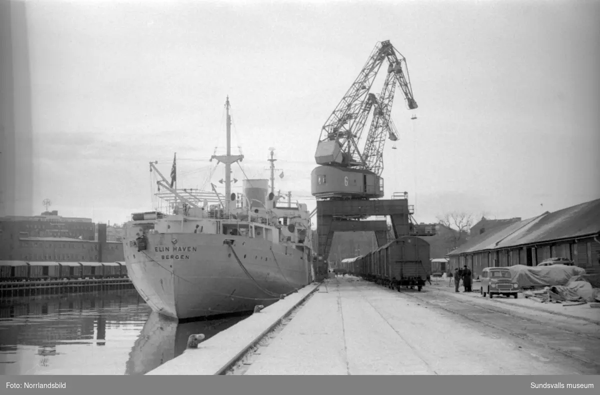 Fartyget Elin Haven, Bergen, lastar dynamit i hamnen.