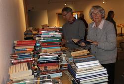 Bergsvenner jobber veldig for å få alle bøkene på plass, 08.