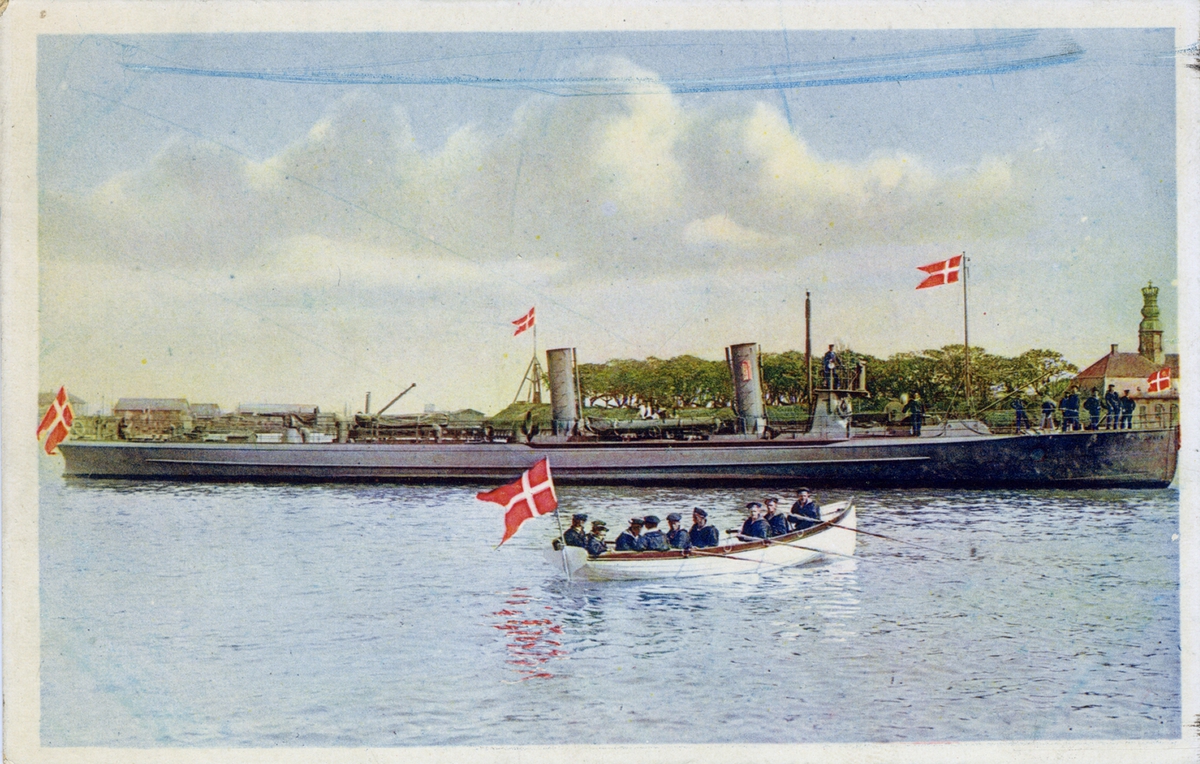 Den danska torpedbåten HAVÖRNEN vid Batteri Sixtus på Holmen, Köpenhamn. Konstvykort.