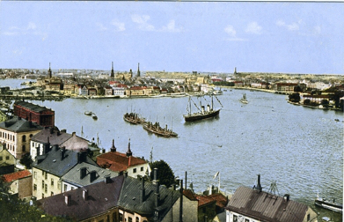 Stockholm. Panoramavy över Strömmen från Södra bergen. Kolorerat vykort, färglitografi.