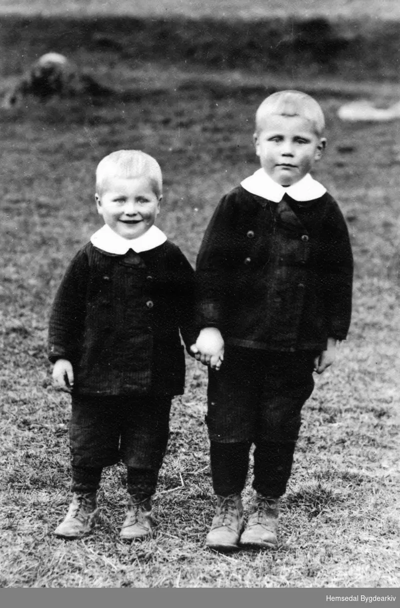 Brørne Leif  E.  Ulsaker og Knut E. Ulsaker på Ulsåk i Hemsedal, ca. 1928