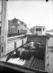 Skip med last, menn i arbeid