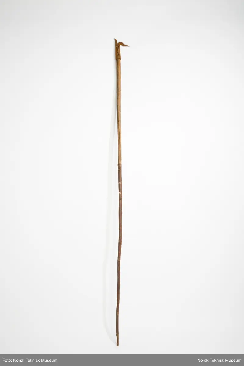 Bark på stang
Papirrester under naglehoder på skaft