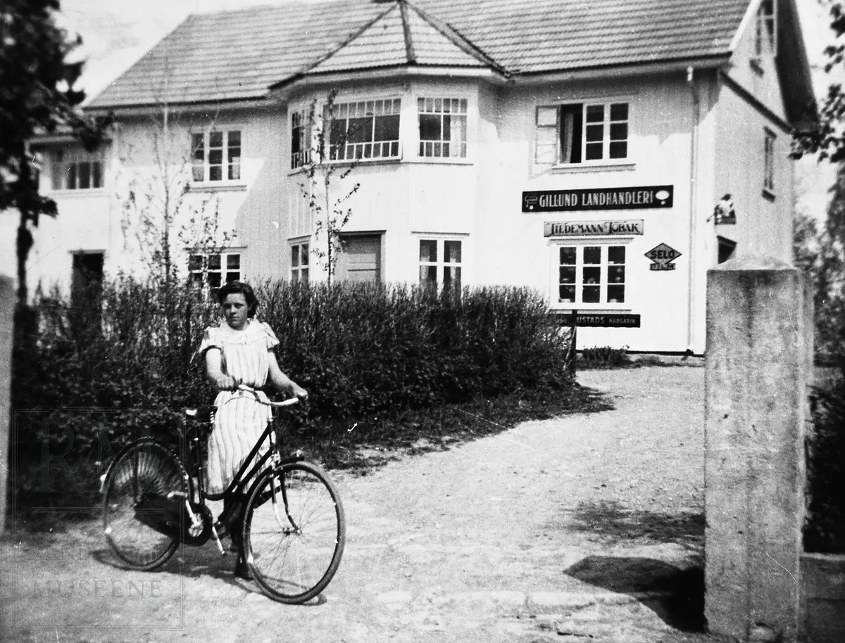 Gillund Landhandleri. Gerd Hallum, 15 år, med ny sykkel utenfor hjemmet.
