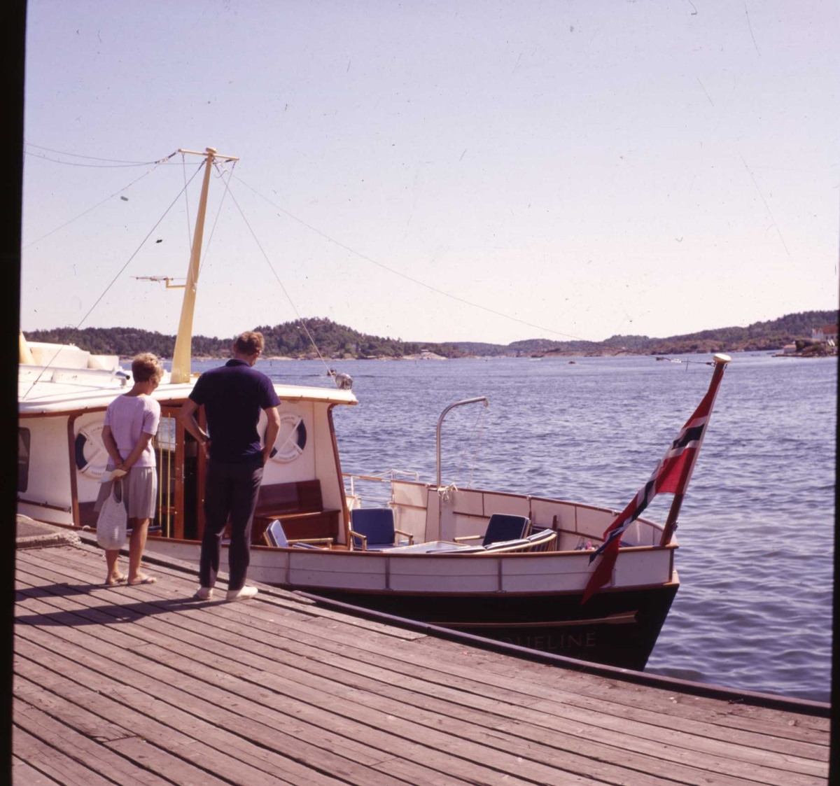 Fiskebrygga og fiskebåt, ca. 1960