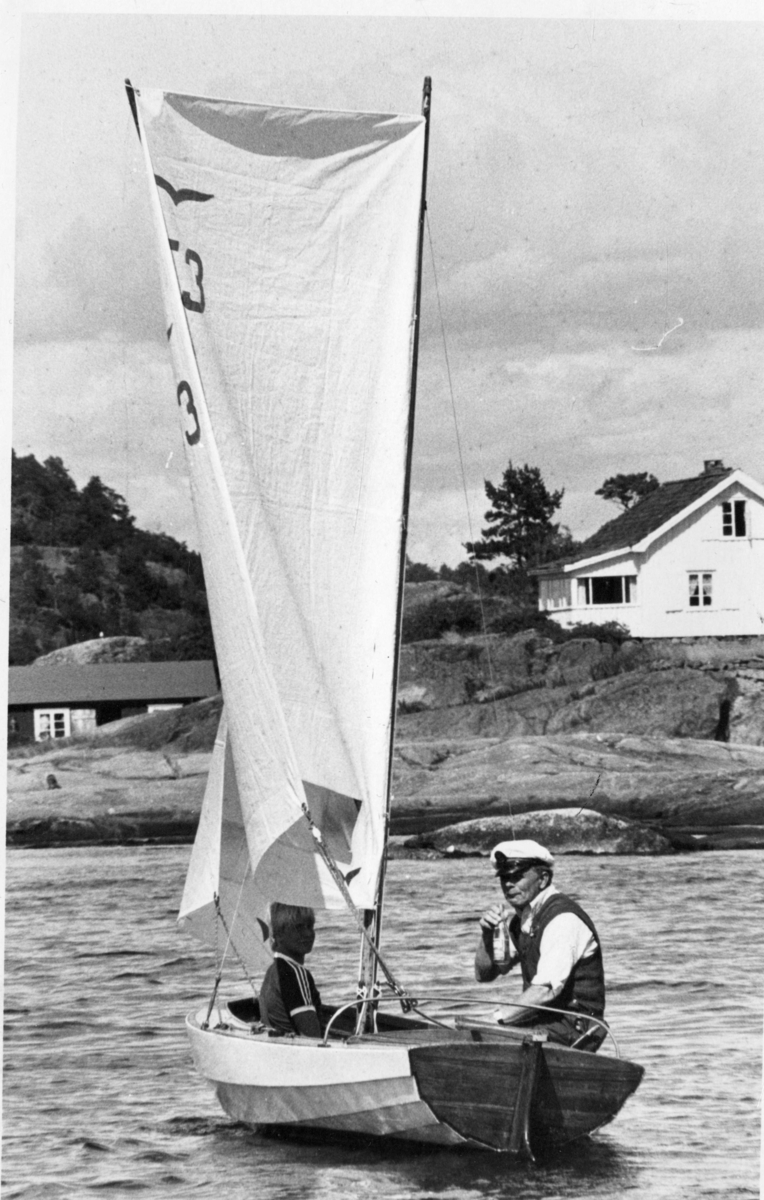 Birger Braatø seiler med terna, trolig i en regatta, Skåtøy rundt. Ca. 1980