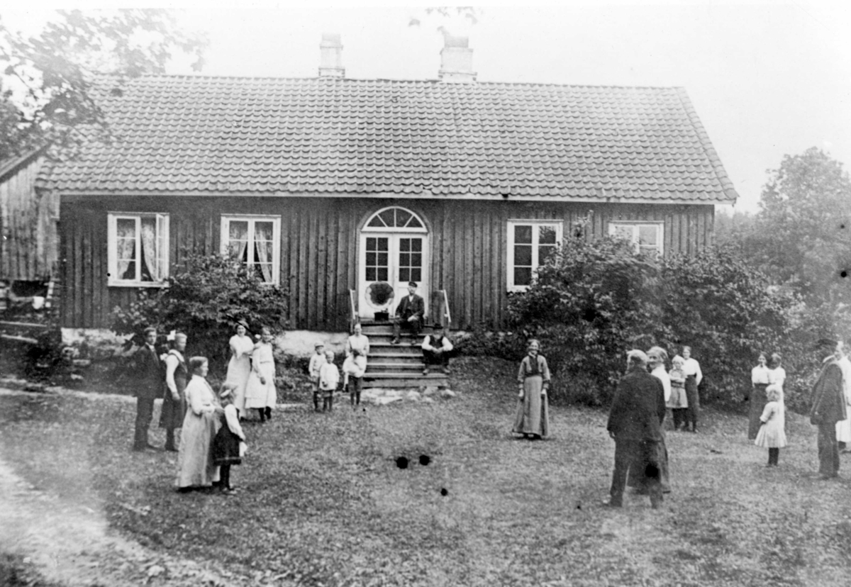 Voksne og barn leker "siste ektepar ut" på Langøy hovedgård, tidligere Peder ankers hovedsete. Ca. 1900