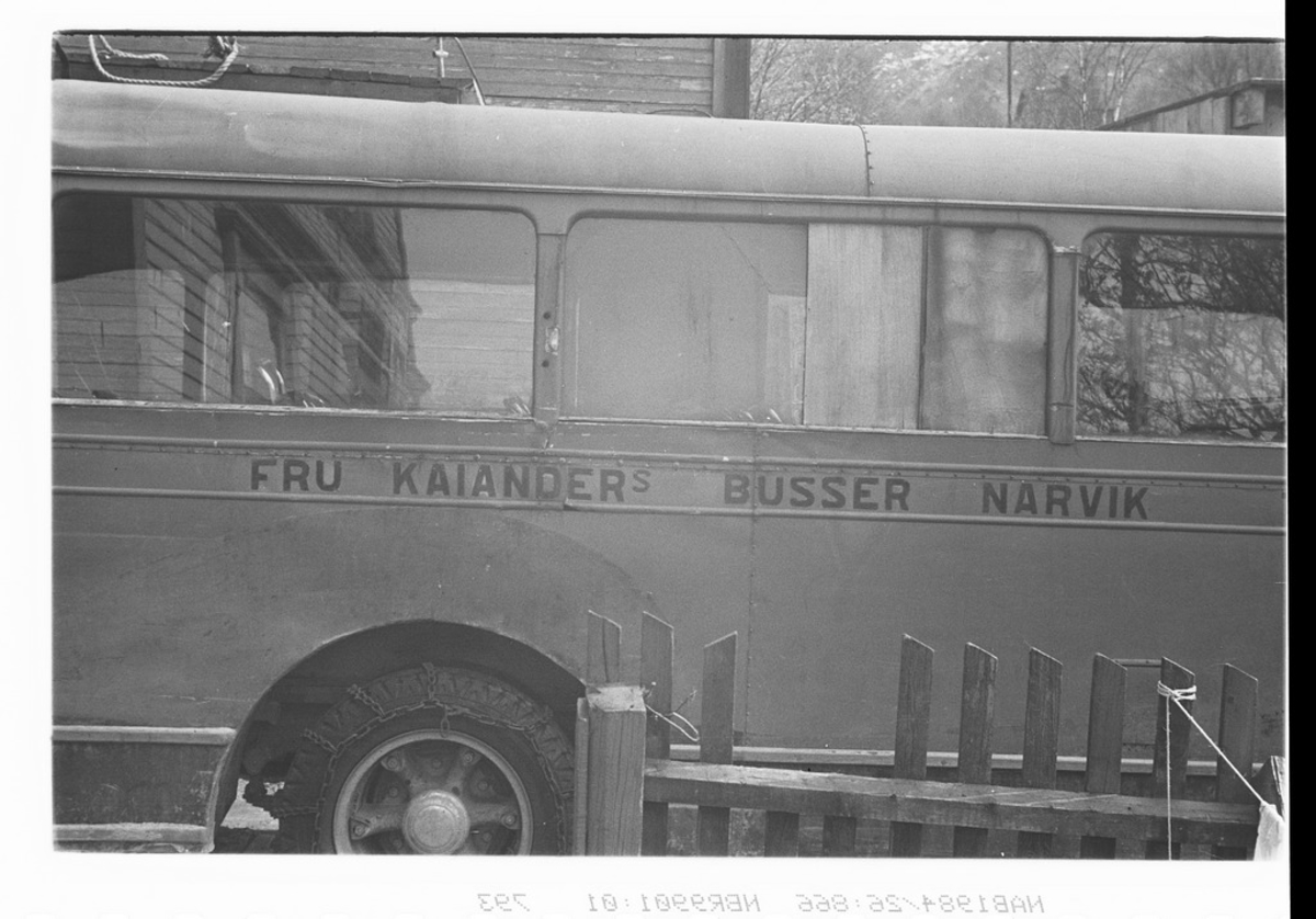 Busser tilhørende fru Kaiander. Foran International C-serie buss med gassgenerator bygd antakeligvis av Bjarne Berg på Byneset utenfor Trondheim. Bussen har registreringsnummer W-4540 som ble brukt på en 1938-modell International, som gikk for rutebileier Maren Kaiander, Narvik. Hun drev bybussruter i Narvik fra 1920-tallet og til etter krigen da rutene ble overtatt av Ofotens Bilruter. Selskapet drev under navnet "Fru Kaianders Busser", seinere også "Fru Kaiander & Søn". Kaiander staves i noen tilfelle Kajander. Fru Kaiander drev også drosjeforretning med 4-5 drosjebiler.