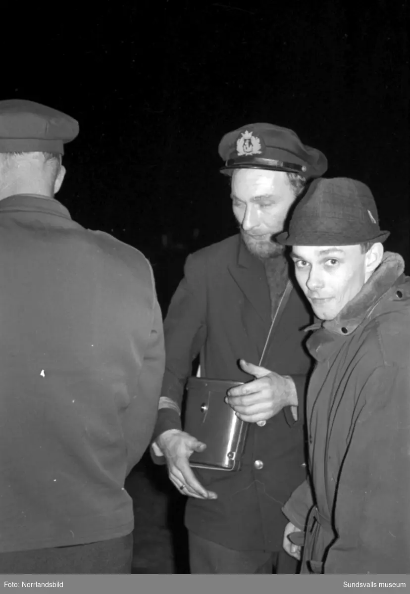 Norska oljetankern Gogstad som strandade vid Bremö kalv den 1 december 1964.
