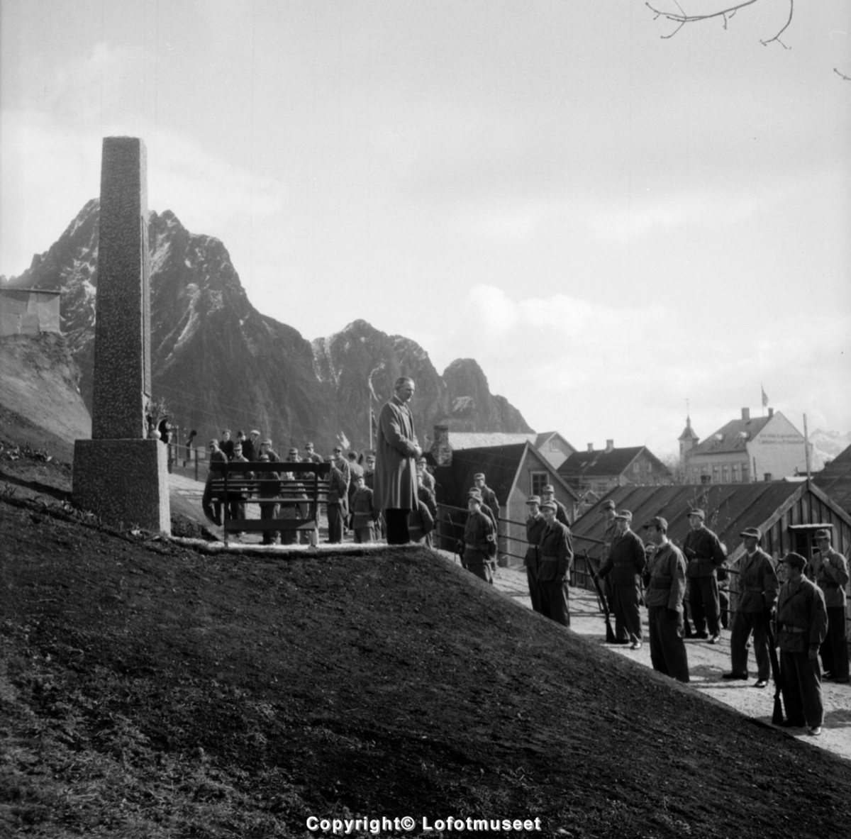 Svolvær, 17. mai 1950. Kransenedleggelse ved bautaen utenfor kirka, til minne over falne under krigen.