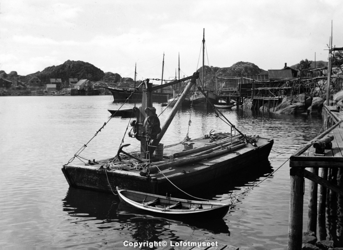 Svolvær, ca. 1930. Bildet er fra Marinepollen, fra Holand , Rodge og litt av Amandus Nygaards fiskebruk.