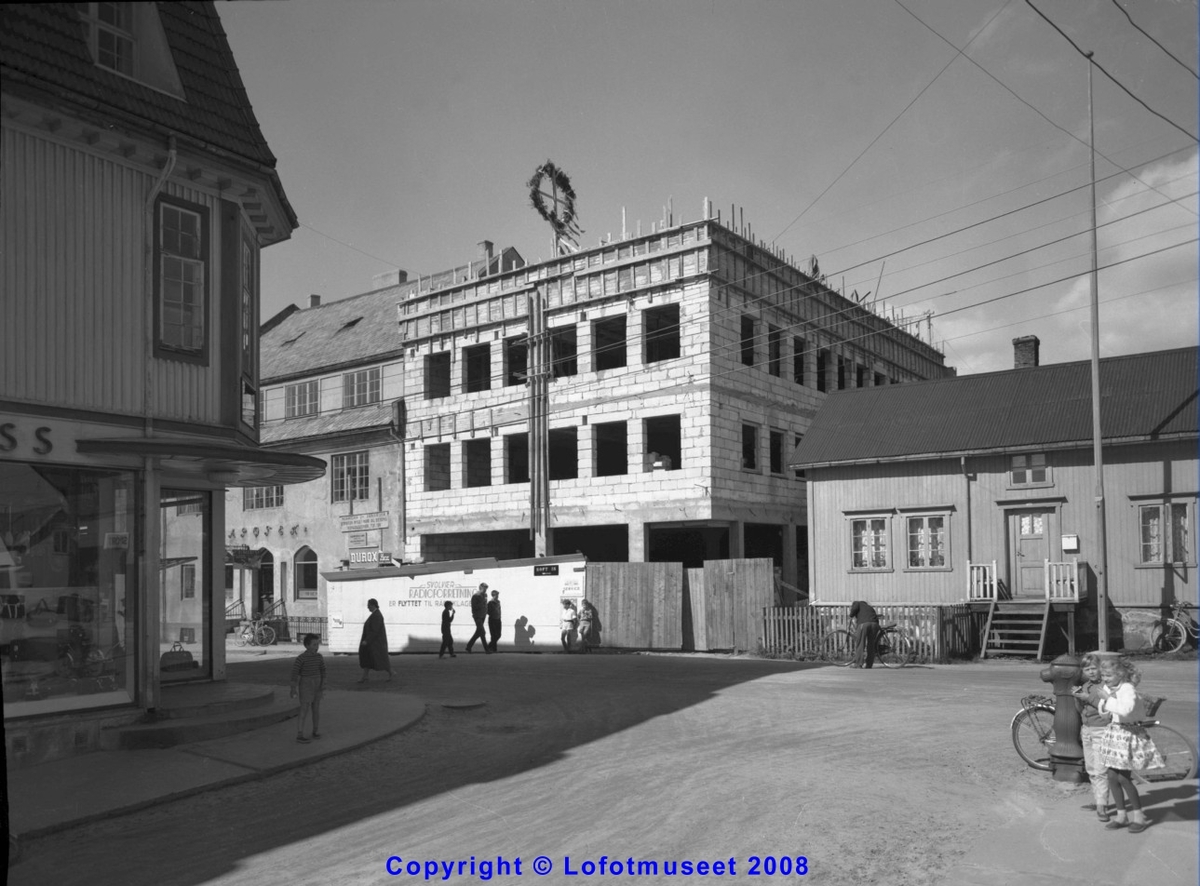 Svolvær Radioforretning (Nybygg ) Deler av Apoteket og Rødsand:s butikk, sommeren 1960. Se Knut Varberg notat på bilde nr 2.