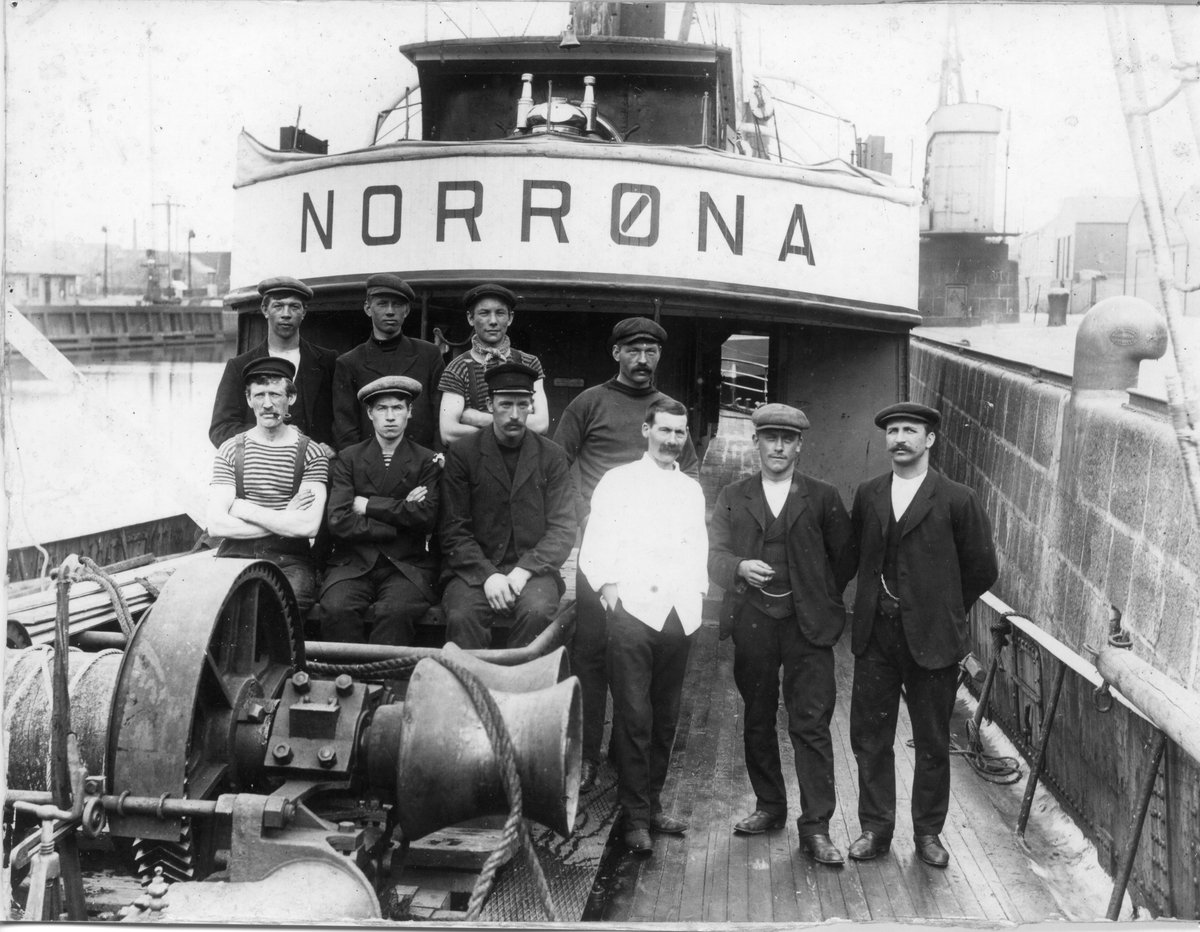 DS Norrøna eid av Hindø Dampskibsselskab, Sigerfjord, Sortland. "Norrøna" var det første dampskipet i Nord-Norge som var utstyrt med kjøleanlegg og isolerte lasterom. Det blei kjøpt i 1911 for å etablere ei ferskfiskrute sørover. Navnene på mannskapet på bildet er ukjent.