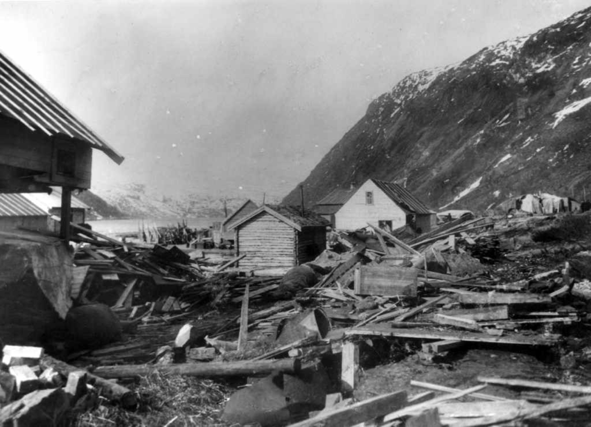 Rombaksbotn. Steinras 12. mai 1899. Ei blokk knuste Anders Rasmussens stall og drepte begge hestene. En betjent hos H. Løvvik ble sterkt skadet, og døde på vei til sykehuset i Bodø.