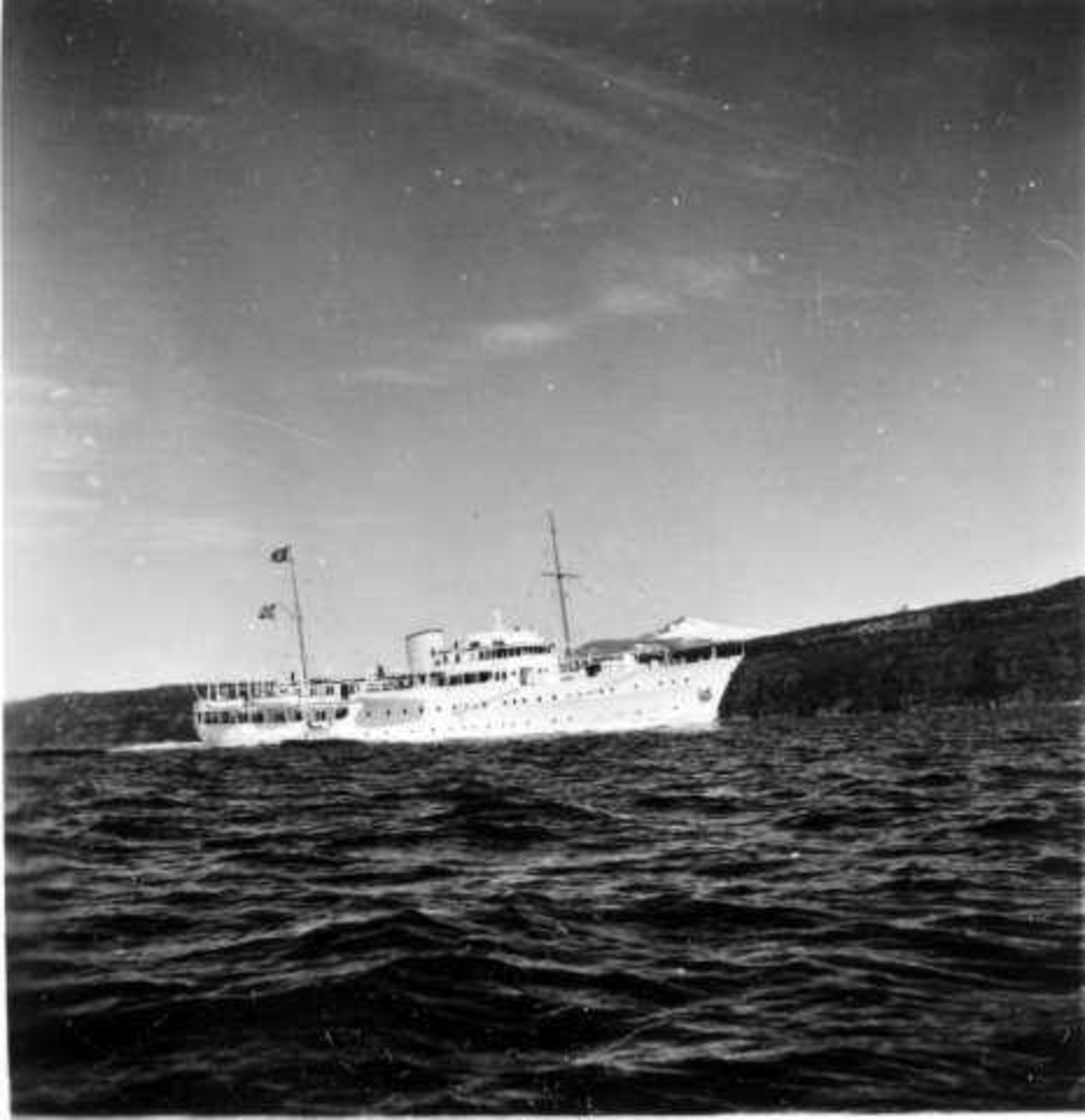 Kongeskipet "Norge" ankommer Narvik i anledning avdukingen av Rallarmonumentet.