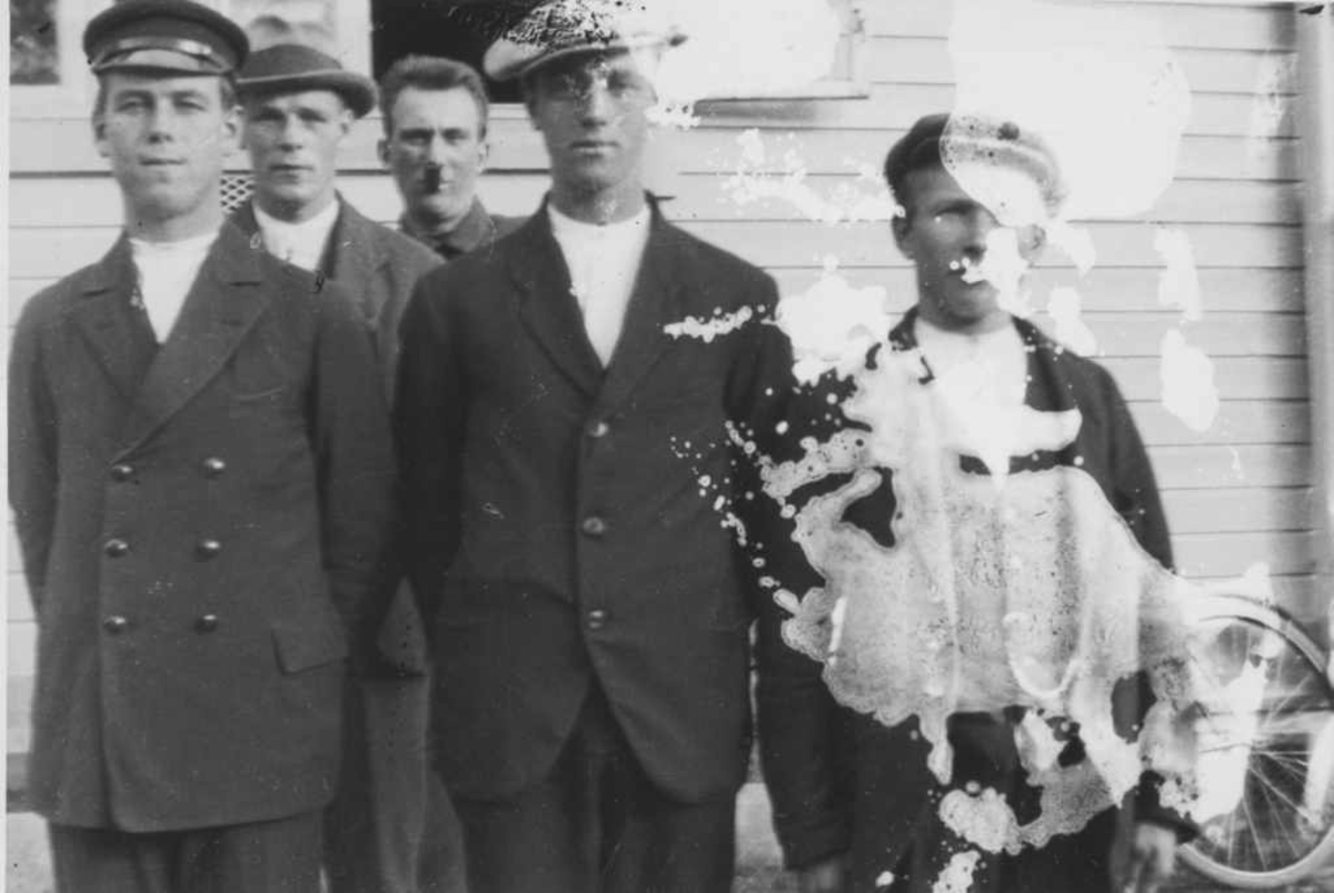 1920 - årene. 5 menn foran Erik Hansens butikk.