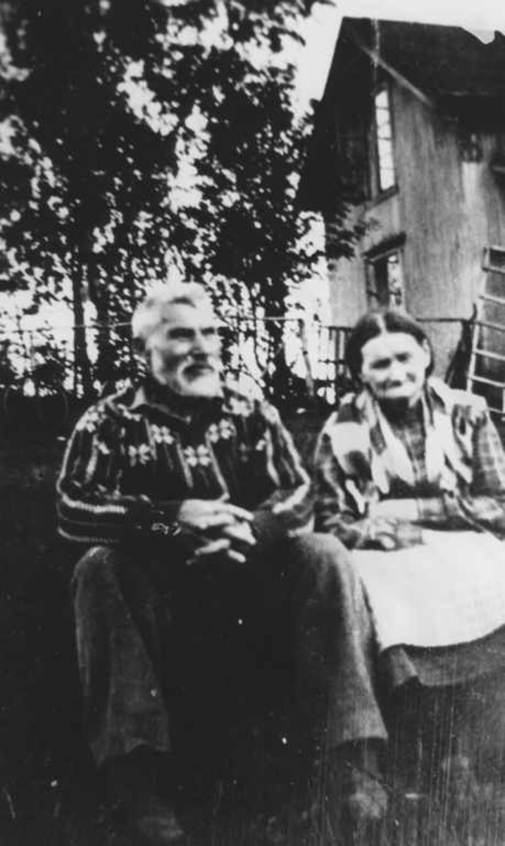 Henrik Kvandal med fru Kvandal ( oppf. Sverre Dalberg ). Henrik Kvandal er født i Kvandalen ved Bjerkvik 1865, i en årrekke lærer i Kalvåsen, Ballangen. Han skrev 3 bøker om samenes historie.