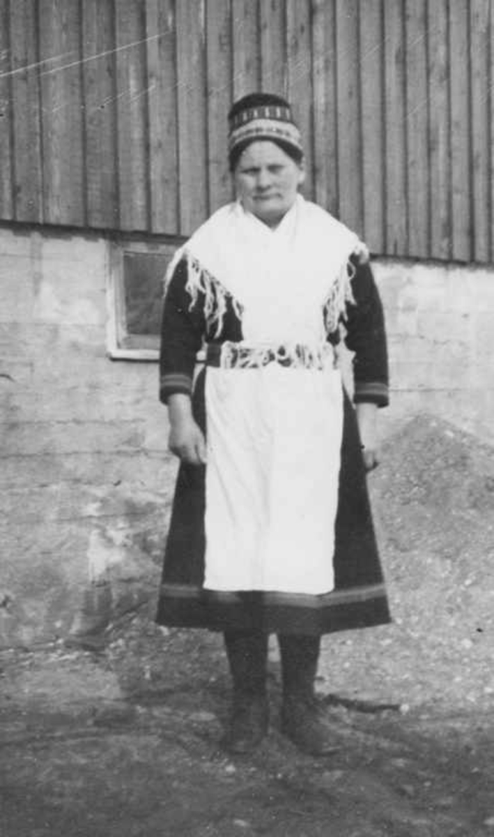 Inger Anne Margrete Nilsen, født i Gratangen 7/5 1895 - gift med Mikkal Nilsen, Kvandalen i Bjerkvik og bodde i Kvandalen til hun døde i 1968. ( flytting fra gamma inn i ny stua ) Kofte
