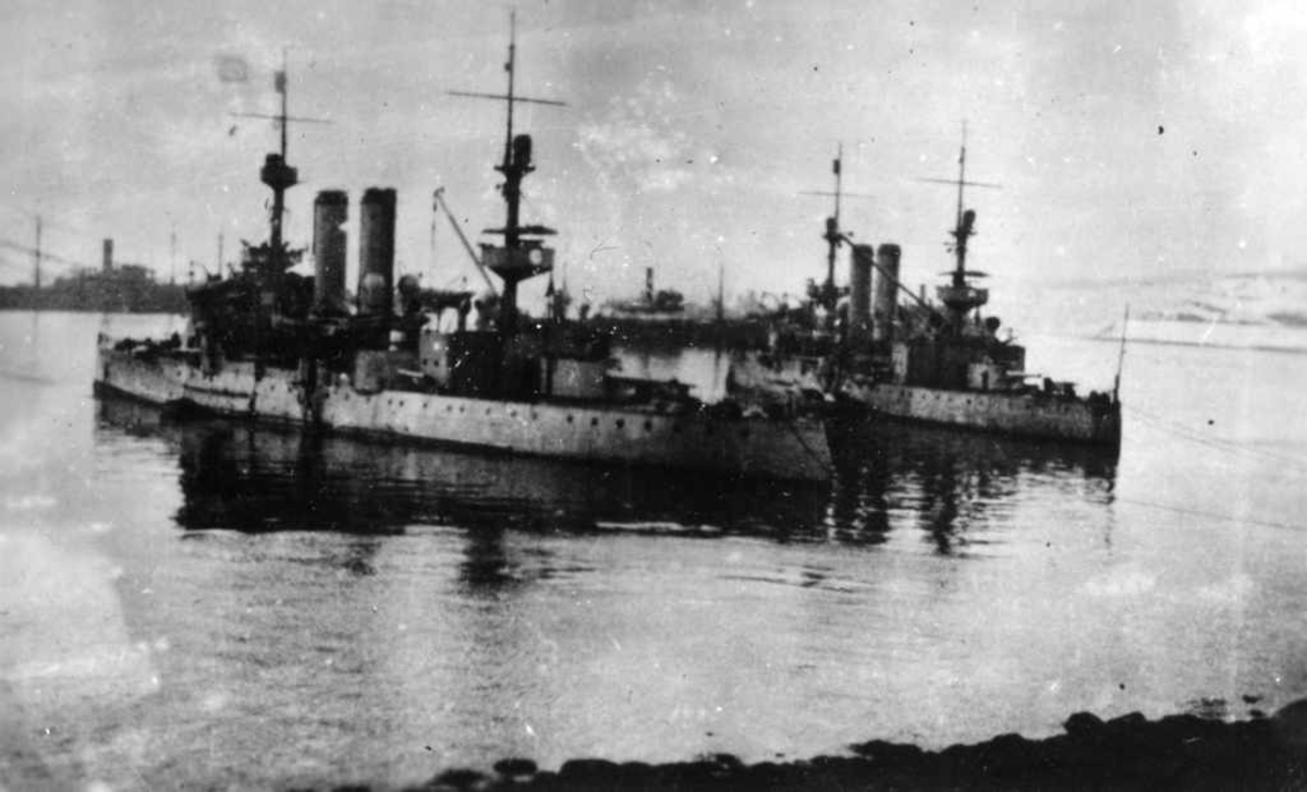 Panserskipene Norge og Eidsvold på Narvik havn 8. april 1940