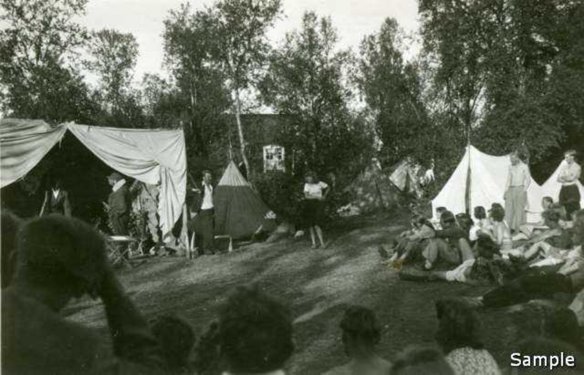 Alle lag som deltok på NGU-leira i Hestvika ved Harstad i 1943 måtte stå for underholdninga en dag. Kan dette være NGU-ere fra Melbu? 