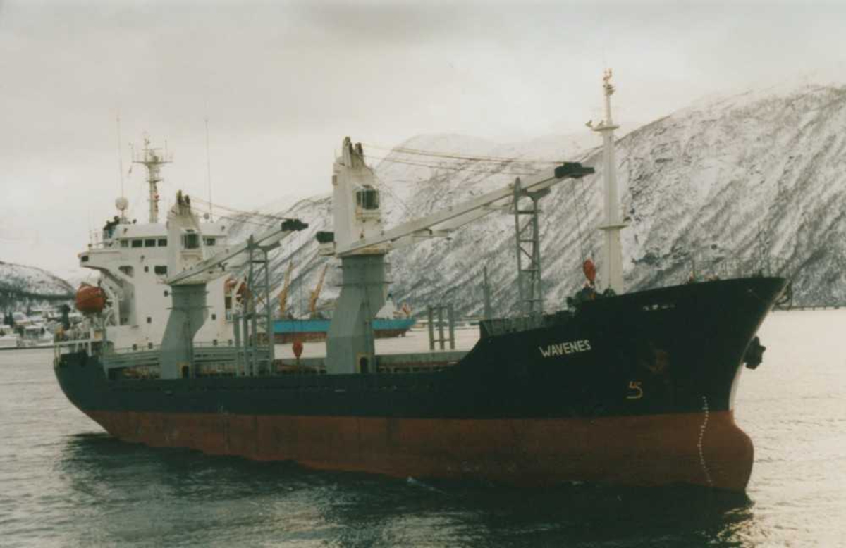 LKAB. Ombord på slepebåten "Rallaren" i oppdrag på Narvik havn med å dra inn malmskipet "Wavenes" til kai 5. Slepebåten går inntil malmskipet.