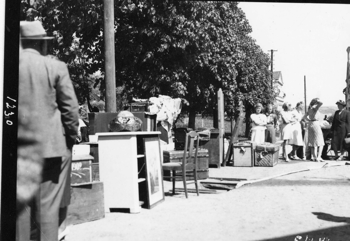 Auksjon eller loppemarked  ved Biørnsborgparken, Kragerø,  5.06.1941