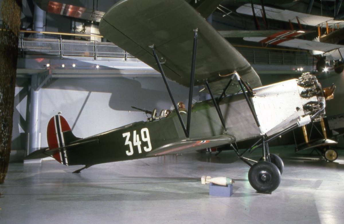 Ett fly tatt innendørs: Fokker CV.D., nederlandsk, to seter jagerfly.