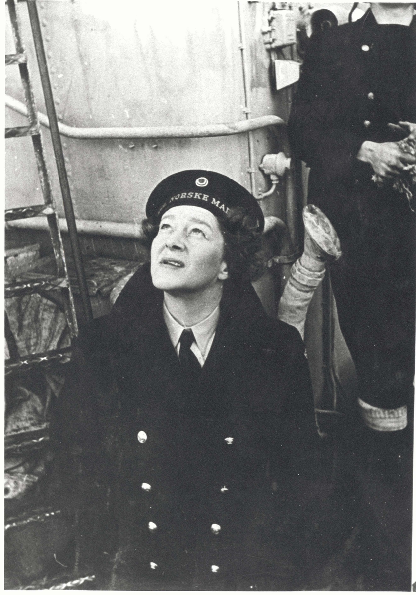 Motiv: Hoffrøken Ingeborg (Lillan) von Hanno i MKK-uniform om bord i jageren "Glaisdale" 1943.