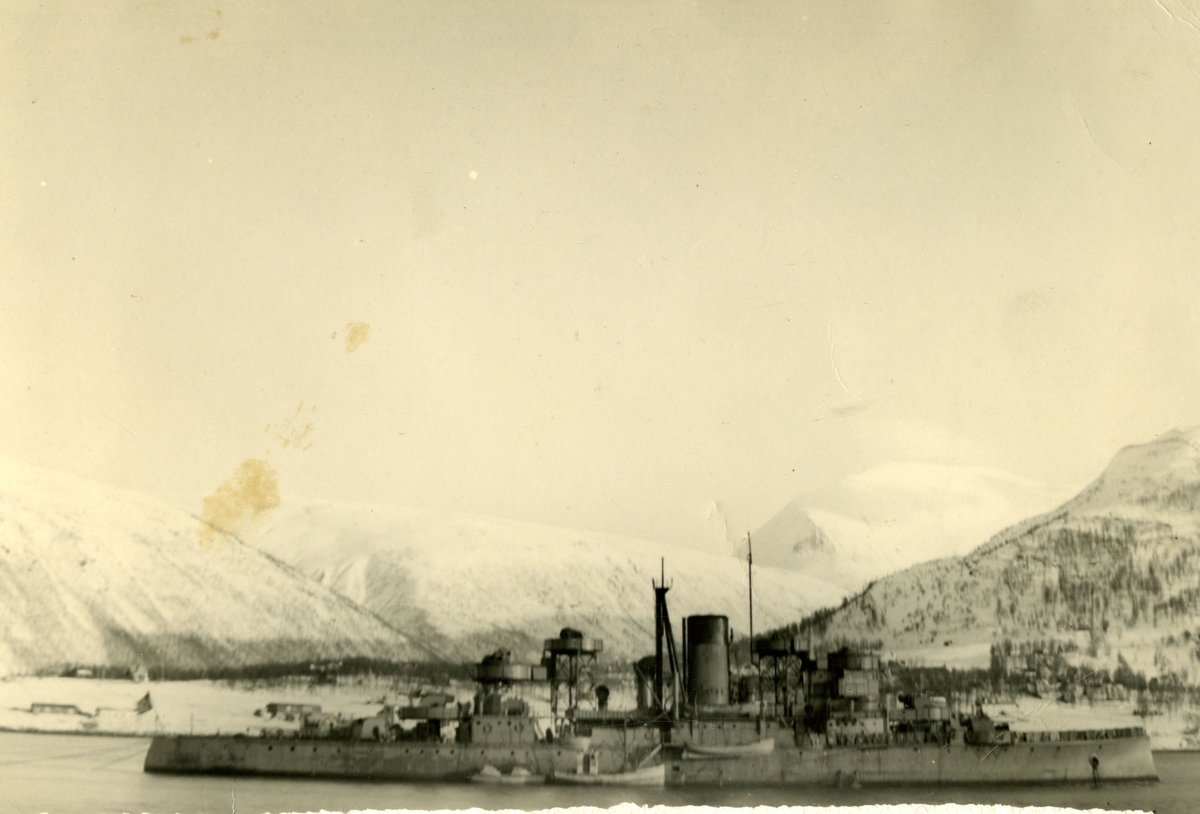 Motiv: P/S HARALD HÅRFAGRE ombygget til tysk luftvernskrysser THETIS i Tromsø 1945.