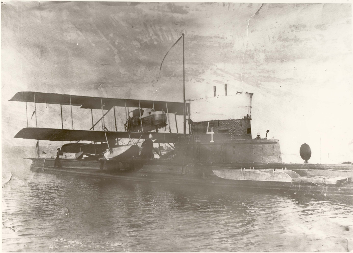 Berging av flyet "F 12" etter havari. Horten indre havn 