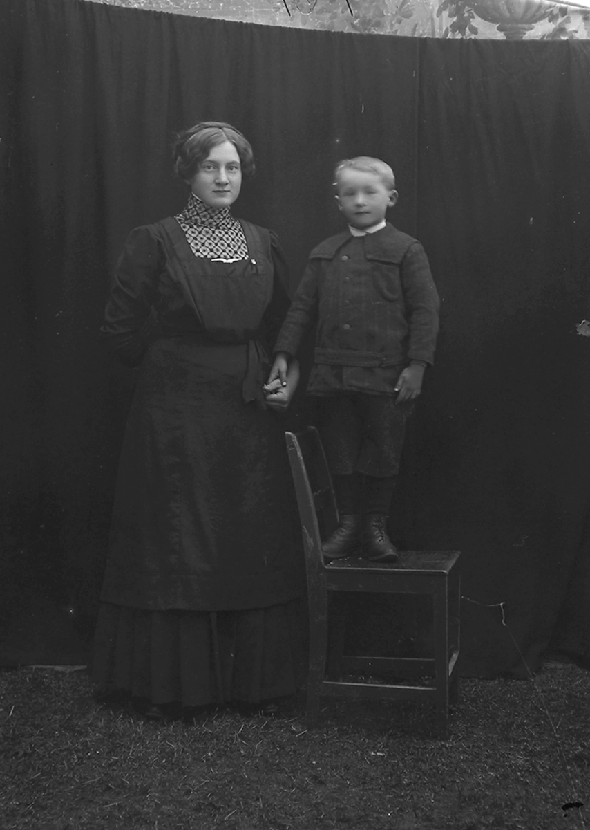 Portrett. Ingebjørg Iversen Hagen, f. 1886, sammen med sin sønn Astrup.