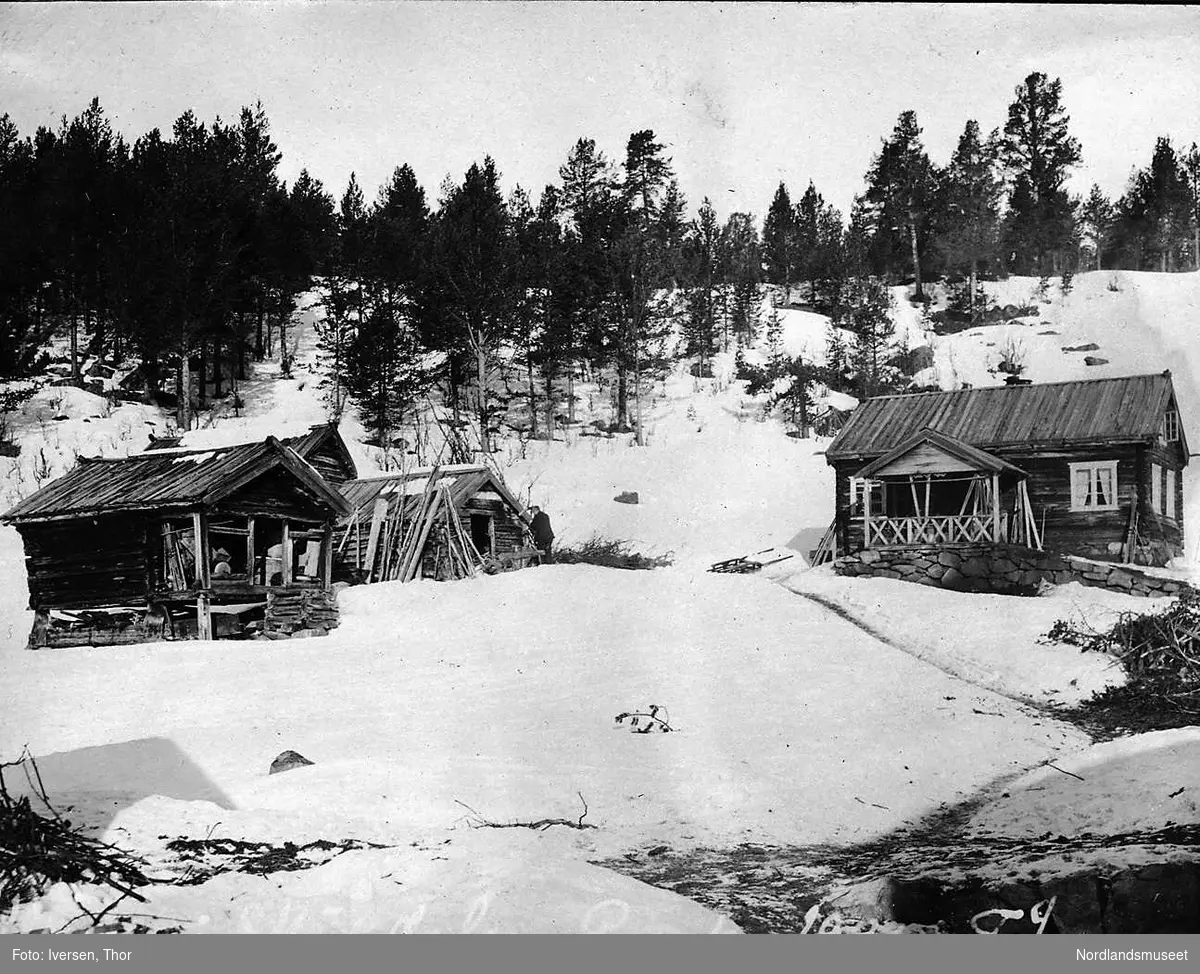 Fra gården i Kleiva, Skursdalen, Hol i Buskerud 1920. Vi ser stabbur, to uthus og våningshus.