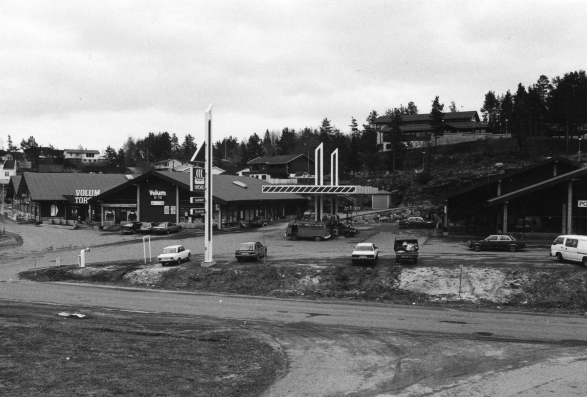 Volum-senteret, Tangen, Sannidal åpnet en gang på 1980-tallet, også med bensinstasjon. Mange mente det var en dårlig ide. Området heter Paddehølet.