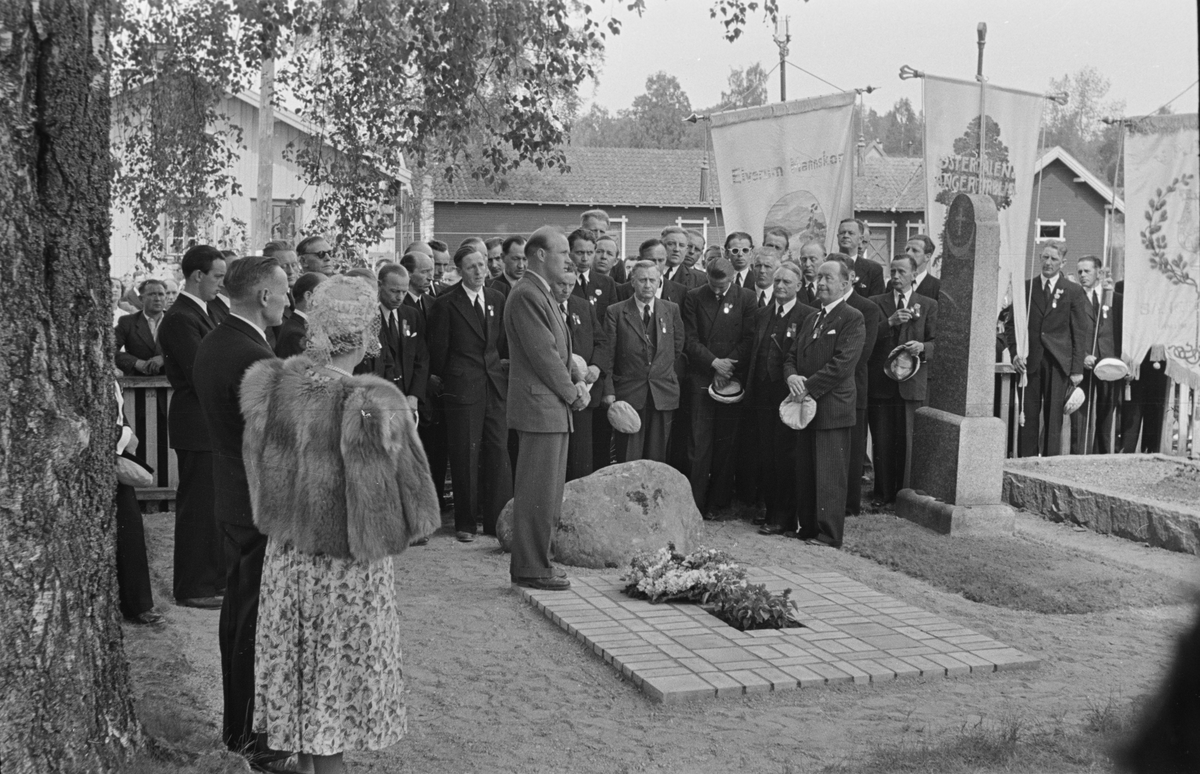 Kransenedlegelse, Elverum kirkegård. 1950.
 Sangens og musikkens dag?