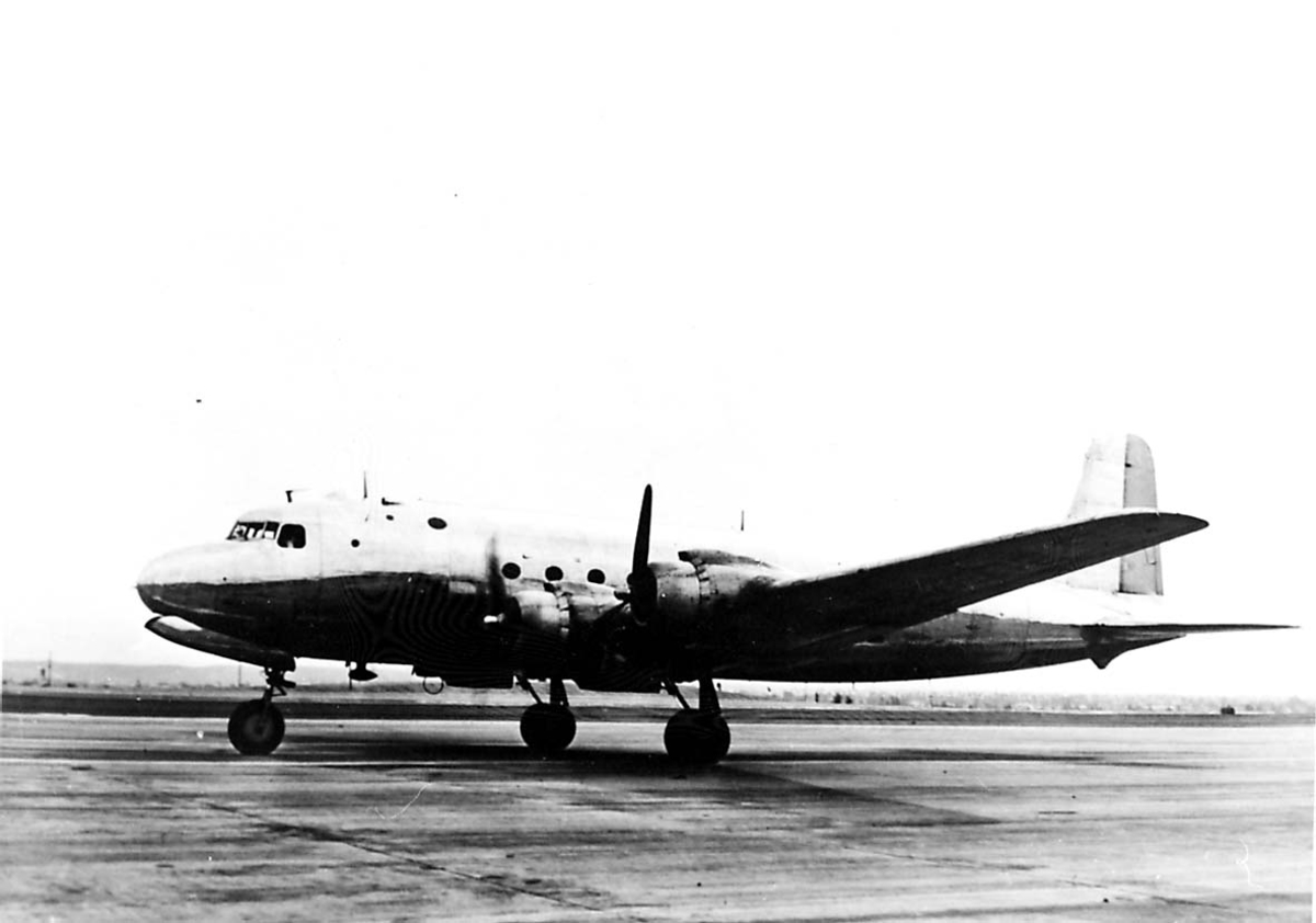 Lufthavn. 1 fly på bakken, Douglas DC-4 C-54 Skymaster fra Braathens SAFE.