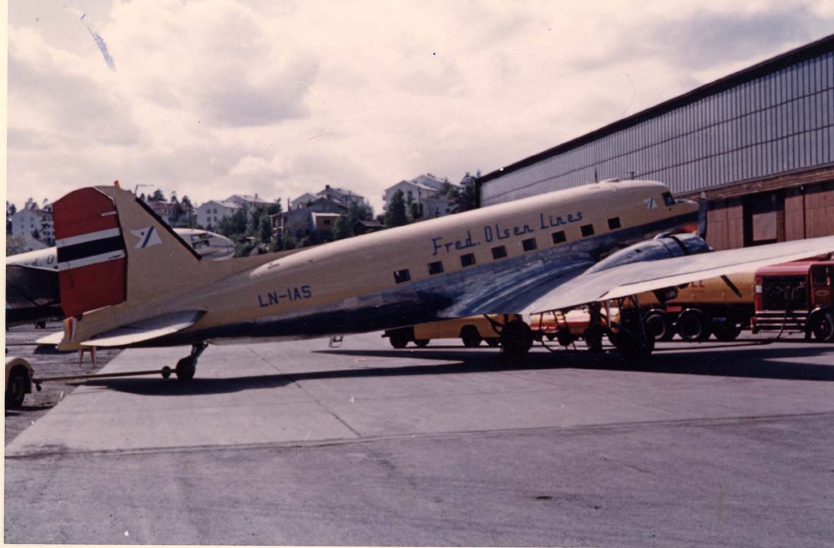 Lufthavn, 1 fly på bakken, Douglas DC-3 C-47A Dakota, LN-IAS fra Fred Olsen.