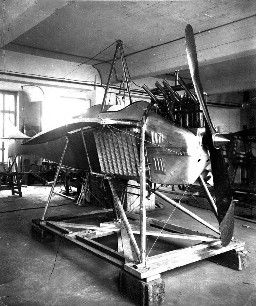 Ett fly inne i en hangar eller lignende, Rumpler "Taube".
