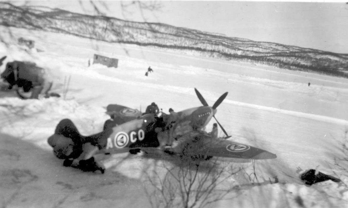 Ett fly på bakken, Spitfire MK.Vc, A-CO fra RNoAF. Snø på bakken