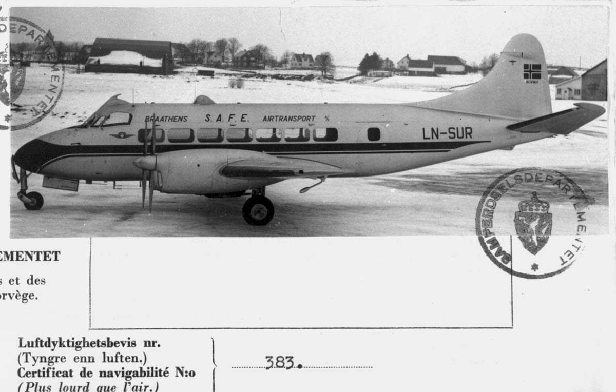 Lufthavn. Ett fly på bakken, De Havilland DH114 Heron 2B. LN-SUR Fra Braathens South-America & Far East Airtransport A/S. 