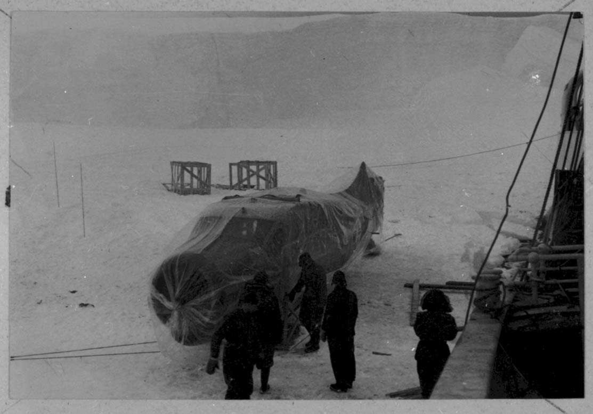 "Polarbjørn" ved iskanten. Lossing av ett fly, Otter OAF. Flere personer ved flyet.
